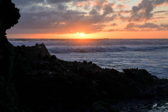 a beautiful sunset picture from the beach piha