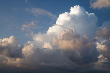 Fototapeta na wymiar beautiful clouds, blue sky