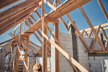 Obraz premium Focused photo on wooden partition on the building