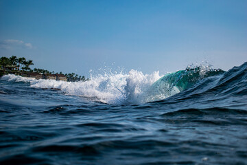 Obraz premium waves crashing on the rocks