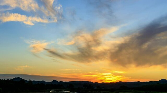 タイムラプス　夕焼け空　美しいグラデーション　雲の動き