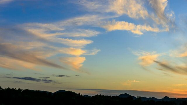 タイムラプス　夕焼け空　美しいグラデーション　雲の動き