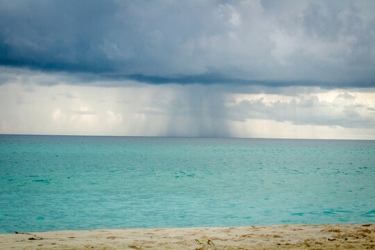 mar tempestad lluvia playa nubes grices 