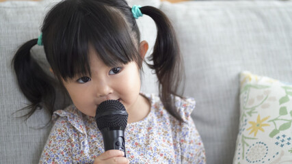 歌をうたう子供