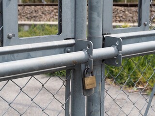 鍵のかかったフェンス