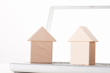 ノートパソコンと積み木