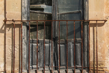 Vecchia finestra di colore grigio in un edificio abbandonato, particolare

