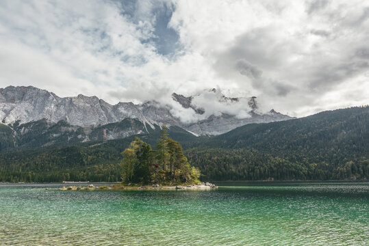 kleine Insel mit H&auml;uschen auf dem Eibsee mit Zugspitze im hintergrund