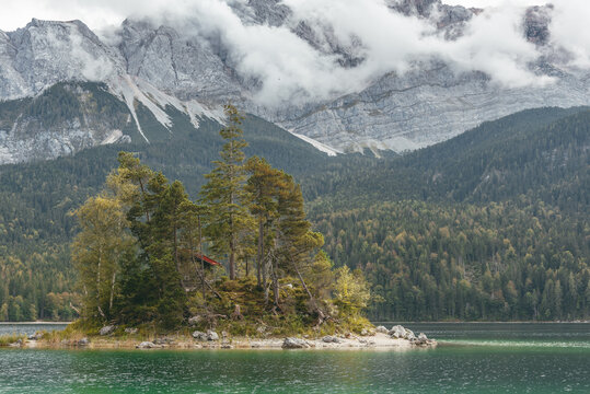 kleine Insel mit H&auml;uschen auf dem Eibsee mit Zugspitze im hintergrund