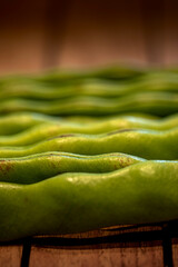 Makro Photo von grünen Bohnen auf Holztisch