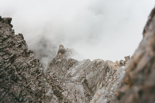 Felsen, Wolken und Nebel am Alpspitz-Klettersteig