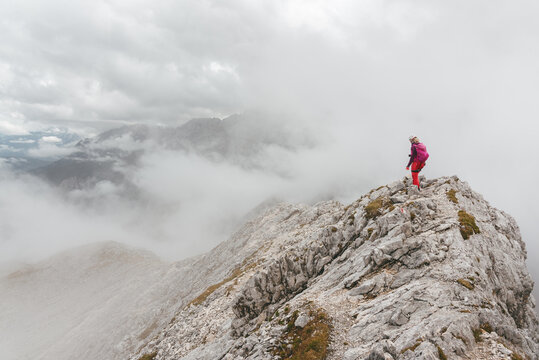 Wanderin auf dem Alpspitz-Ostgrat bei Nebel