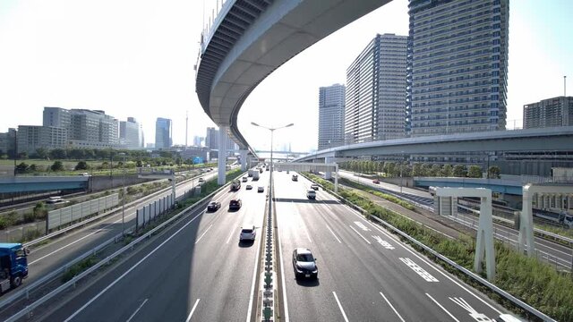 車が通る有明の広い湾岸道路風景（湾岸道路 有明 江東区 東京都 日本 2020/09）