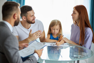 Obraz premium young caucasian family expain situation, problems to family psychologist. professional therapist attentively listen to them, try to help, give advices. last chance to save the family