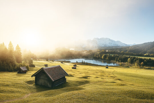 Sonnenaufgang und Nebel am Geroldsee