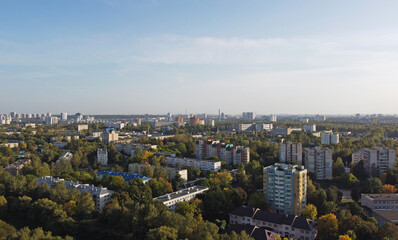 Obraz premium Top view of the city block with houses and trees