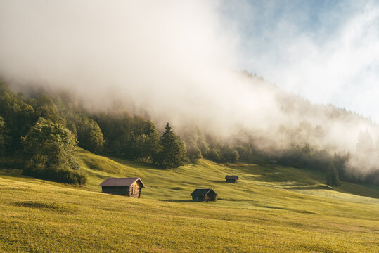 Sonnenaufgang und Nebel am Geroldsee