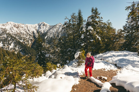 Wanderin im Neuschnee auf dem Wanderweg zur Heimgarten H&uuml;tte am Walchensee