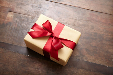 eingepacktes Geschenk mit roter Schleife