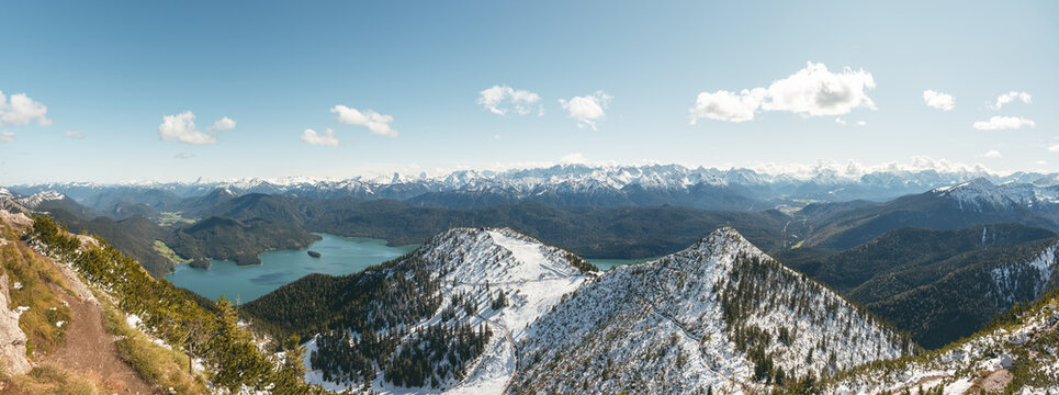 Ausblick vom Herzogstand Richtung Walchensee und Alpen bei Neuschnee