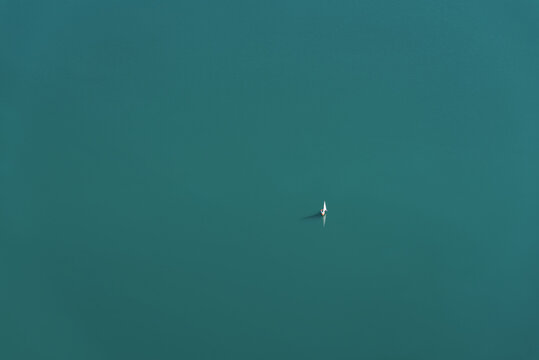 einzelnes Segelboot bei Sonnenschein auf dem Walchensee