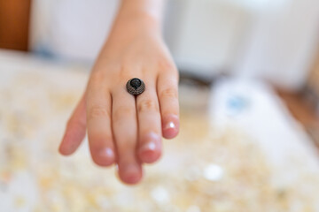 Mano femminile con anello, gioielli e bigiotteria per donne