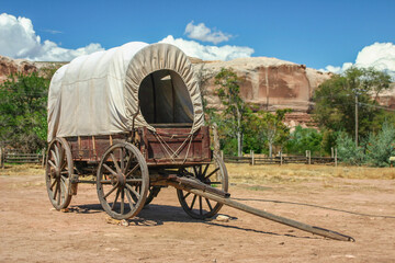 covered wagon - 383254995