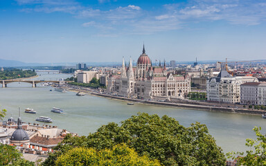 Obraz premium Blick auf Budapest mit Kettenbrücke und Parlamentsgebäude