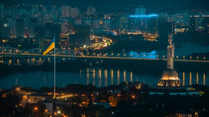 Foto auf Acrylglas Kiew Mutterland und der wichtigste Fahnenmast des Landes, der von Klitschko aufgestellt wurde. Blick auf das linke Ufer von Kiew