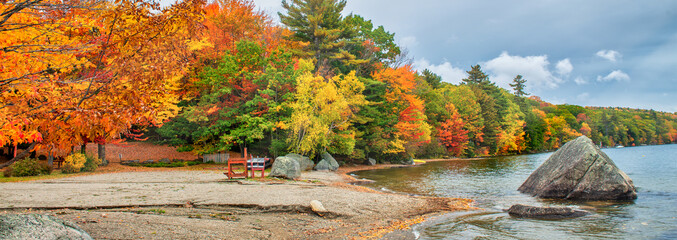 Obraz premium Foliage colors of Phillips Lake, Dedham, ME