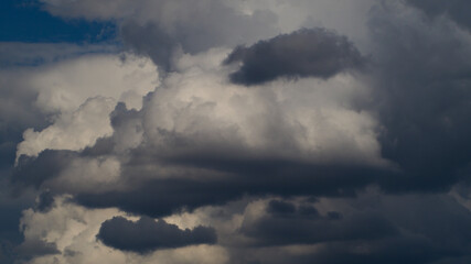 Ciel tumultueux composé de gros cumulus à base très sombre
