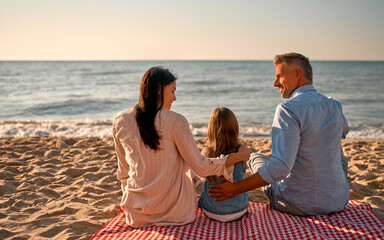 Fototapeta premium Happy family on the beach