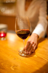 グラスを差し出すソムリエの女性