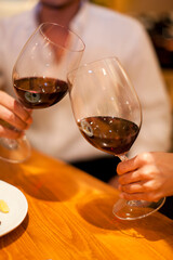 赤ワインで乾杯をするカップル