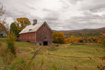 Obraz premium Vermont barn on a cloudy Fall day