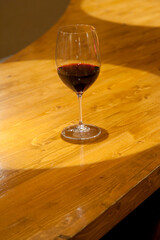 BARカウンターに置かれた赤ワイン