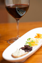 チーズの盛り合わせと赤ワイン