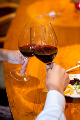 赤ワインで乾杯をするカップル