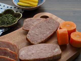 사각형 모양의 돼지고기 햄과 채소, 김치