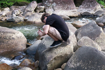 Homem em contato com a natureza: observando, fotografando, nadando