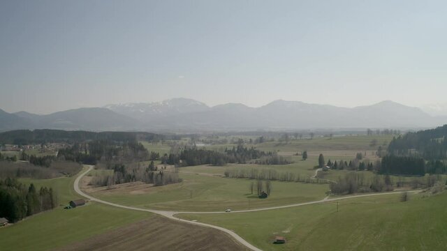 Oberland Bayern Drohnenflug bei Penzberg. Bayrische Voralpen im Hintergrund. Zugspitze Benediktenwand