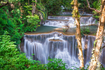 Obrazy na Szkle  Piękno natury, wodospad Huay Mae Khamin w tropikalnym lesie parku narodowego, Tajlandia