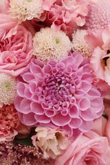 Obraz na płótnie Canvas Beautiful bouquet of pink flowers close up 