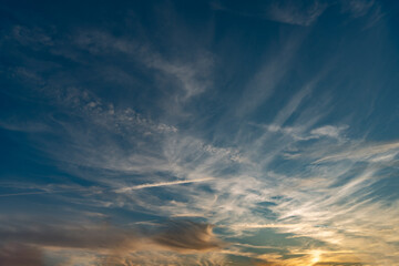 Cirruswolken und Kondesstreifen am Himmel