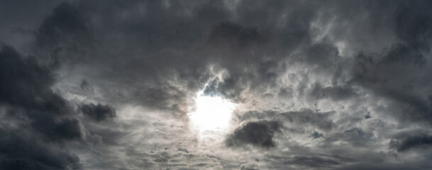 Sonne bricht durch die Wolken