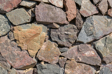 Wall is made of boulders without a bundle for the backdrop.