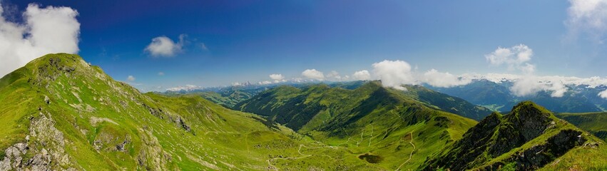 Naklejka premium Panoramablick vom Pinzgauer Grasberg Geißstein in die Kitzbühler Alpen