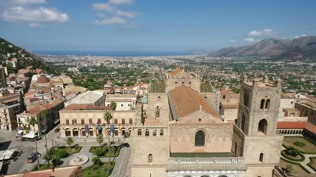 Una splendida veduta dal Duomo di Monreale. La cattedrale di Santa Maria Nuova &egrave; il principale luogo di culto cattolico di Monreale, nella citt&agrave; metropolitana di Palermo