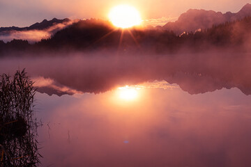 Obraz premium Geroldsee, Alpensee zum Sonnenaufgang