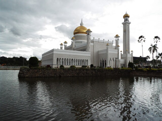 Fototapeta na wymiar Bandar Seri Begawan, Brunei, January 25, 2017: The impressive architecture of the Sultan Omar Ali Saifuddin Mosque in Brunei